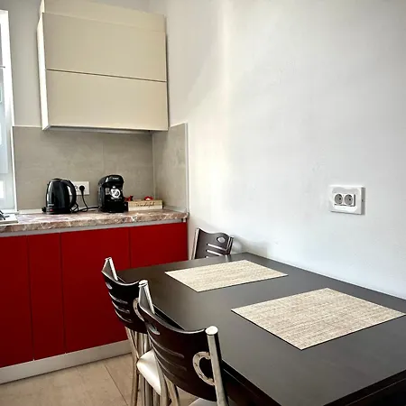 4friendscoresibrasov Red Apartment