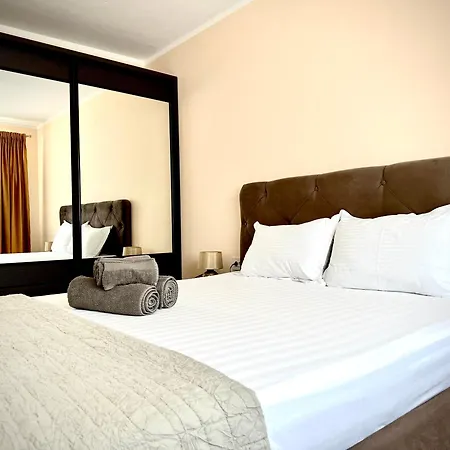 4friendscoresibrasov Red Apartment